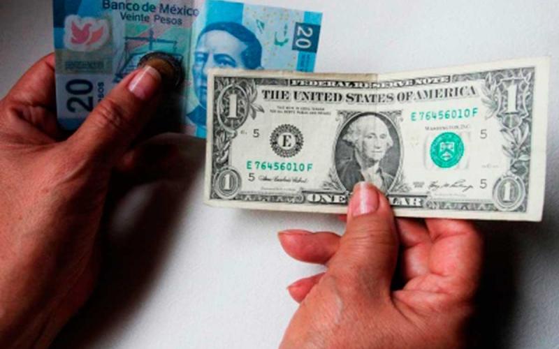 Pierde el peso, pero aún se cotiza por debajo de los $20 por dólar