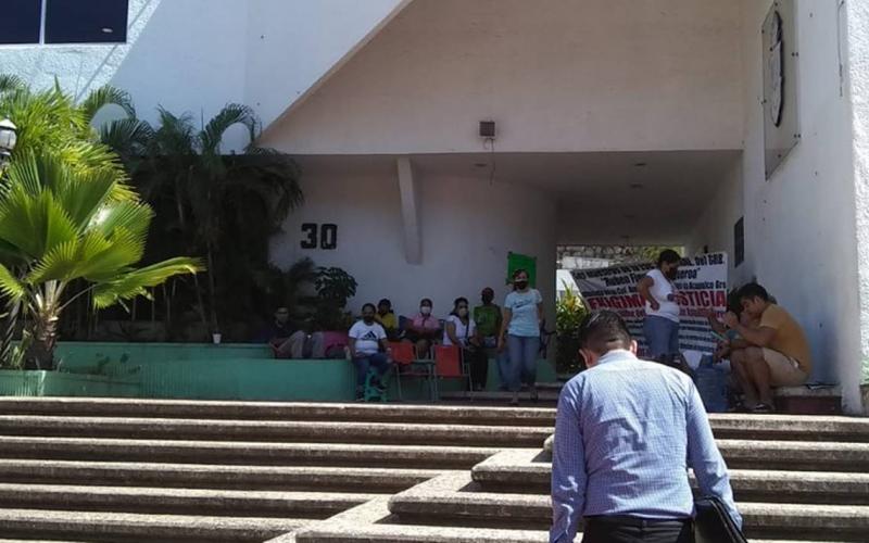 Jubilados del IMSS piden que les paguen ahorro