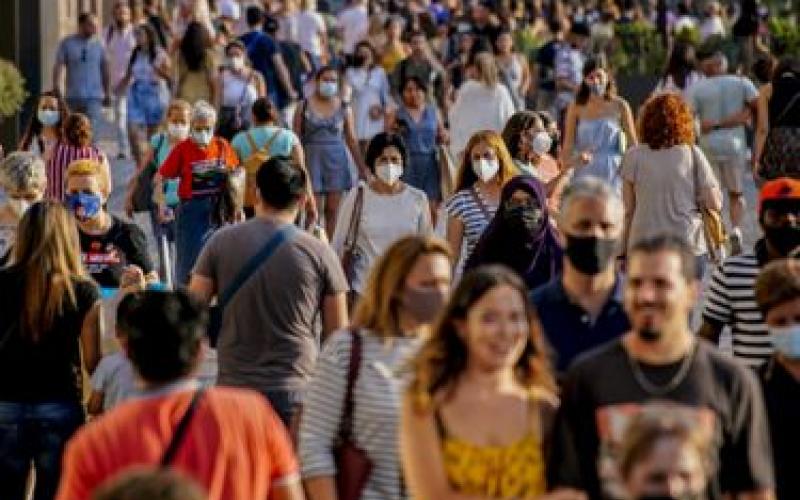 Cataluña reimpone restricciones para frenar el alza de contagios