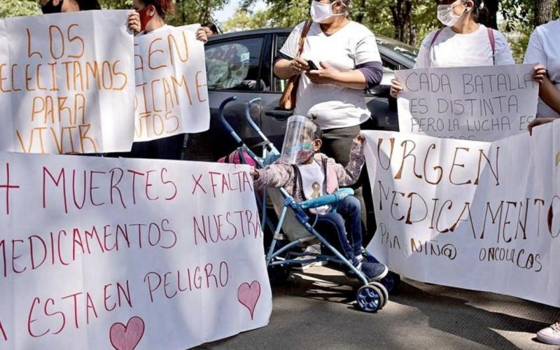 Cae mamá de niño con cáncer al intentar hablar con AMLO en Veracruz