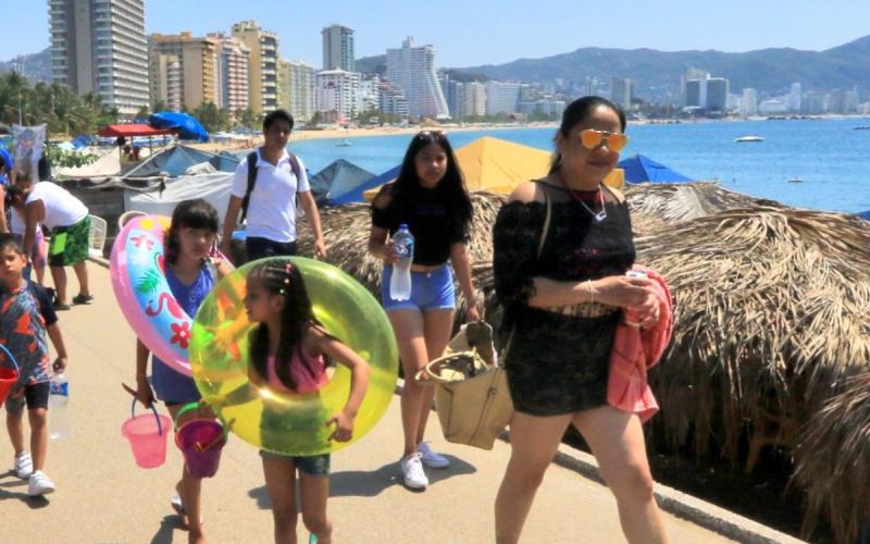 Turistas en Acapulco relajan medidas y olvidan el cubrebocas