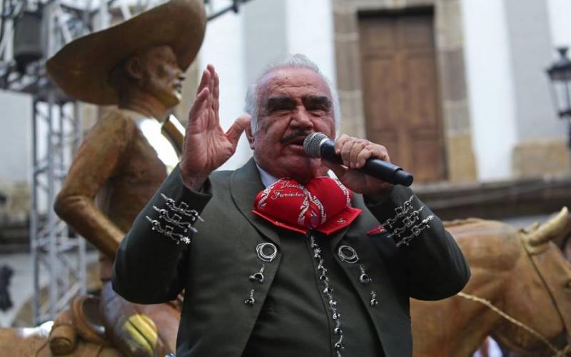 Vicente Fernández es hospitalizado de emergencia