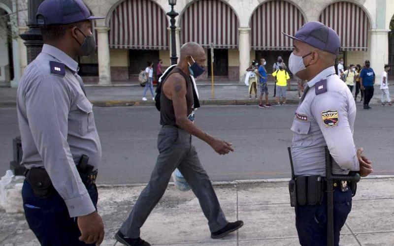 Despierta Cuba bajo custodia policial y sin internet móvil