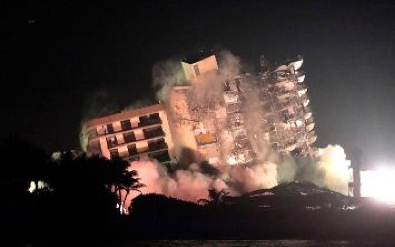 Derriban con explosivos parte restante de edificio desplomado en Miami 