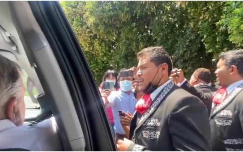 AMLO compartió en redes sociales su serenata con mariachi en Chiapas