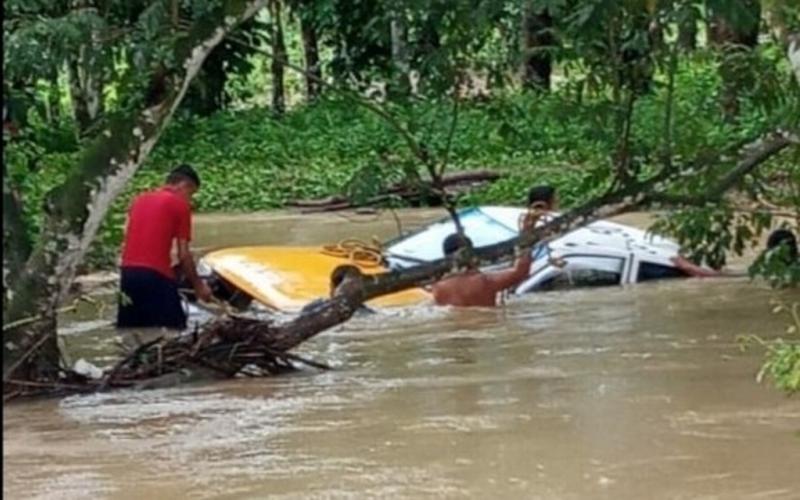 Taxi es arrastrado por corriente de río en Tezonapa