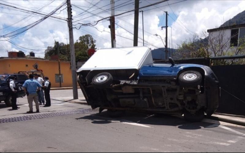 Roban camioneta de carnes fría y terminan volcados