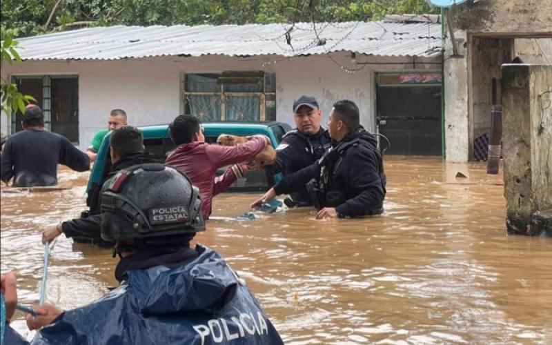Inundaciones y coches varados en colonias de Xalapa y Banderilla