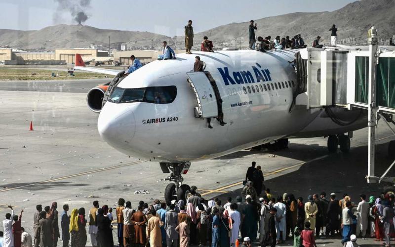 Talibanes desfilan triunfales en aeropuerto de Kabul tras retirada de EU