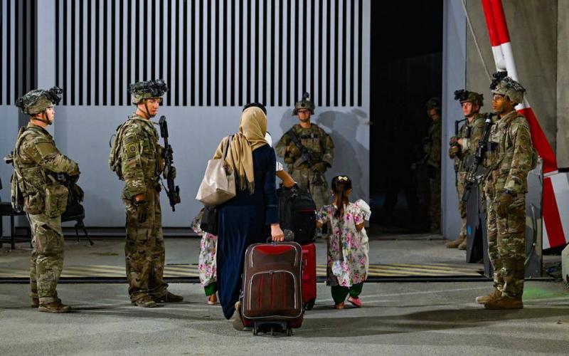 Acelera EU evacuaciones de Afganistán a una semana de fecha límite