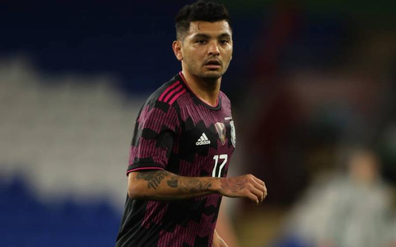 “Tecatito” Corona se acerca al Sevilla