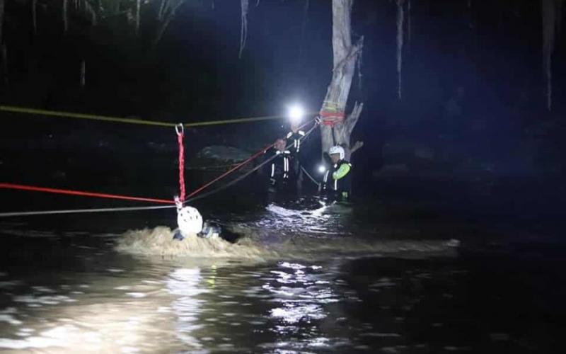 Rescatan a 25 personas de un río, entre ellas un bebé