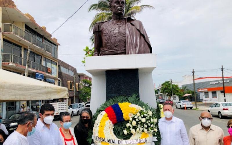 Embajador de Venezuela coloca ofrenda floral en busto de Simón Bolívar en Veracruz