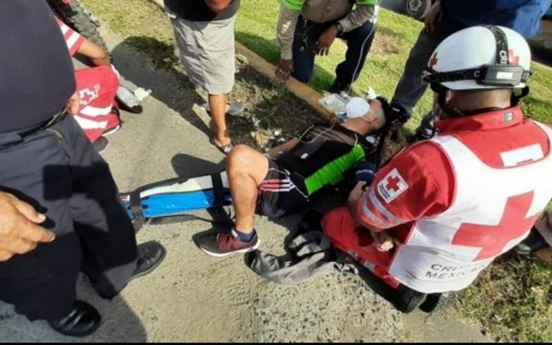 Motociclista se estrella contra urbano en Río Medio