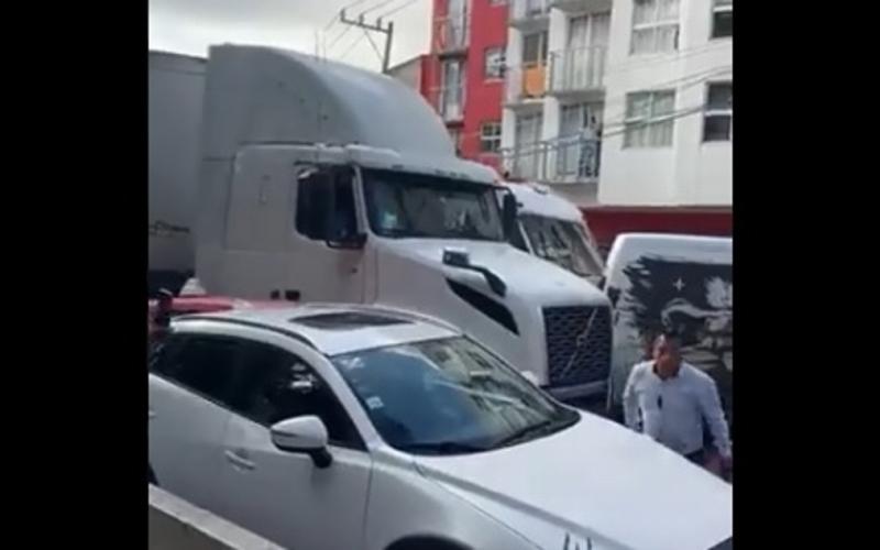 Tráiler embiste automóviles para no ser detenido