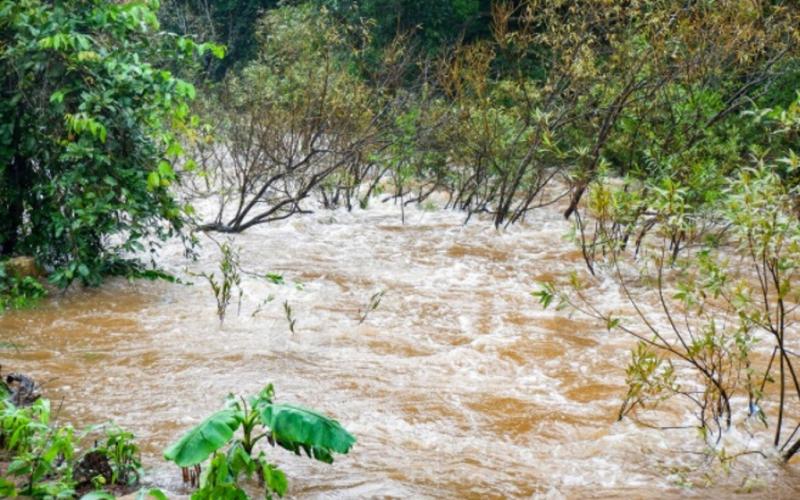 Salvan a taxista de ser arrastrado por corriente de río en Veracruz