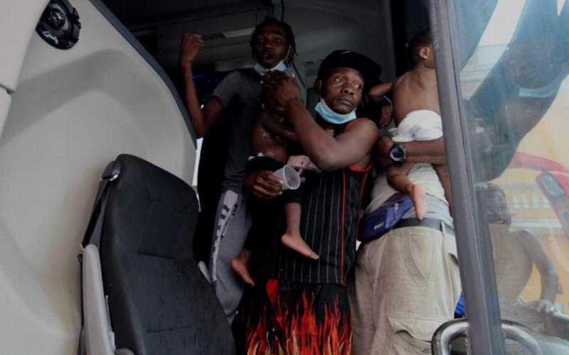 Haitianos se resisten a bajar de autobús, tras ser llevados a migración