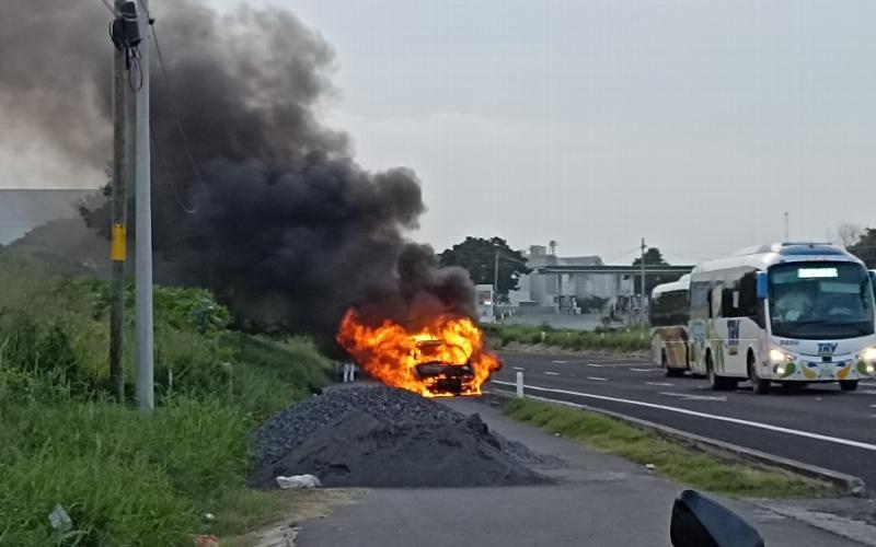 Se incendia camioneta en autopista Cardel-Veracruz