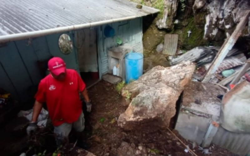 Piedra de gran tamaño cae sobre vivienda en Orizaba