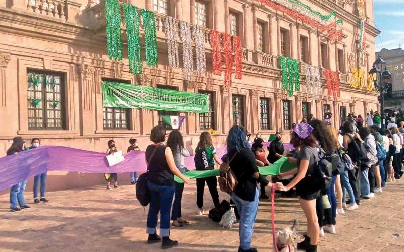 Corte despenaliza el aborto; ministros defienden derecho a decidir