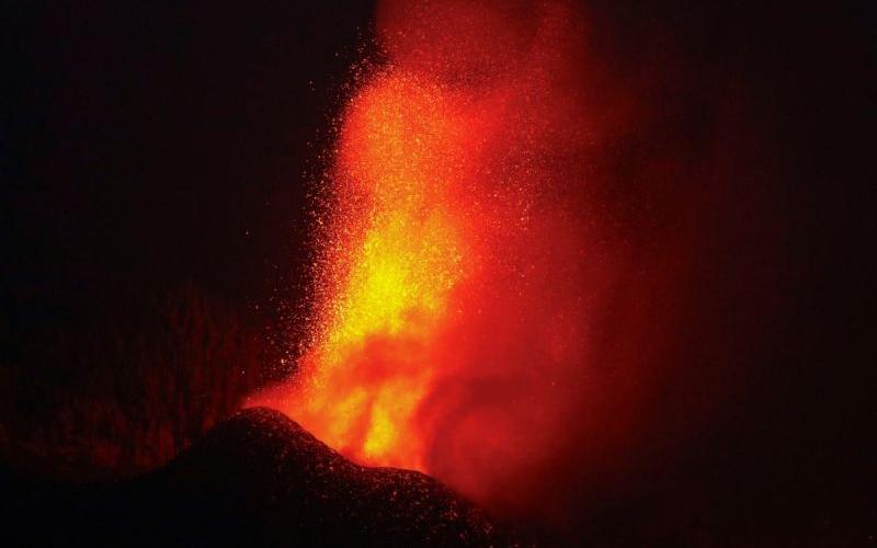 Aumenta actividad de volcán en España; desalojan a más personas