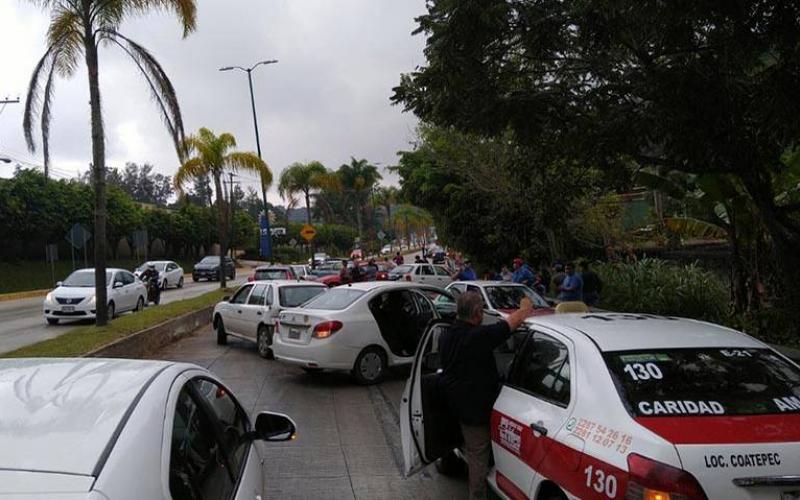 Carambola de 13 vehículos en la carretera Xalapa-Coatepec