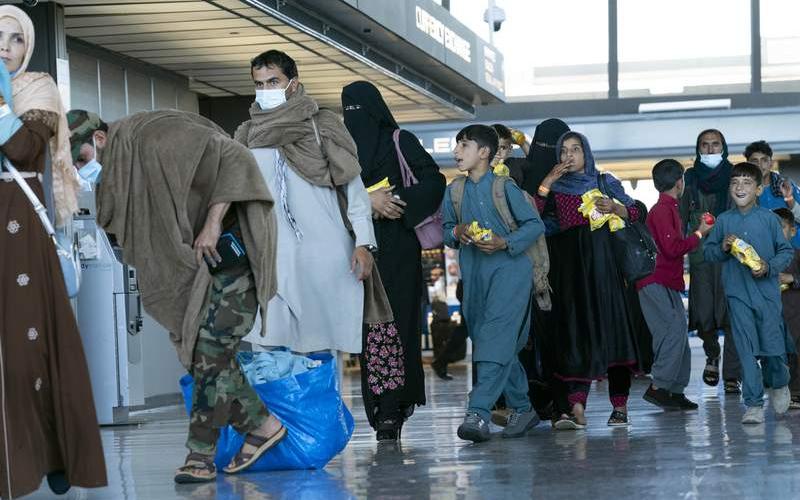 Occidentales abordan primer vuelo comercial desde Kabul