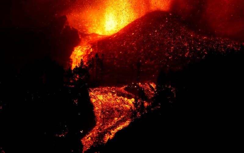Erupción de volcán en España arrasa con 154 hectáreas y 320 inmuebles