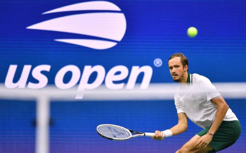 Daniil Medvedev venció a Daniel Evans y pisa los cuartos del Abierto EEUU