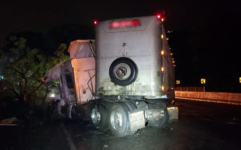 Unidad de carga accidentada en la carretera Puebla-Córdoba