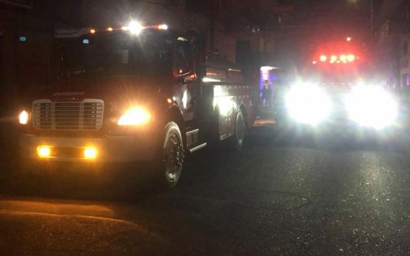 Movilización de bomberos por corto circuito en bar de Veracruz