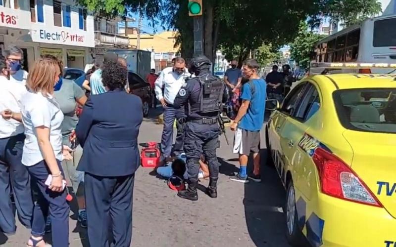 Auto impacta a profesor en calles de la Colonia Zaragoza