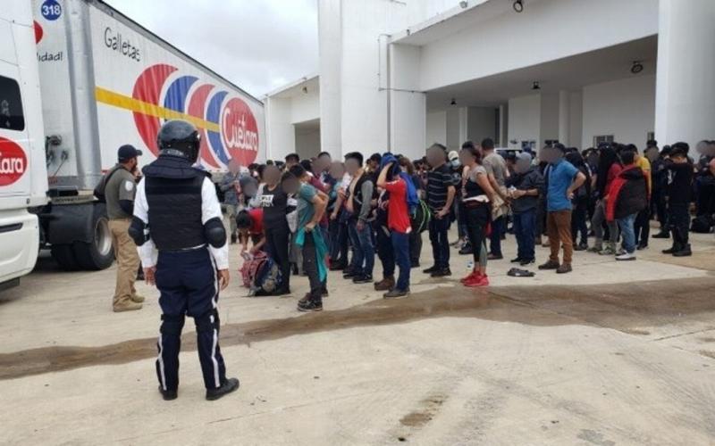 INM asegura a 334 migrantes en caseta de Veracruz