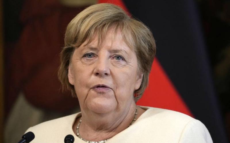 Merkel se despide del papa y Draghi durante su viaje a Roma