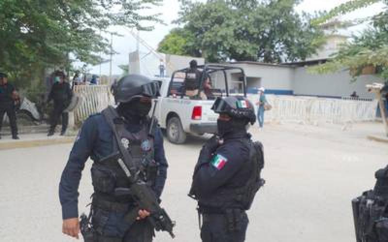 Se amotinan cientos de internos en penal de Acapulco