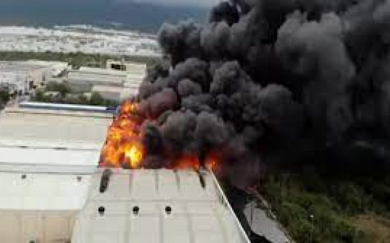 Se registra fuerte incendio en fábrica de aceite de autos en García, Nuevo León