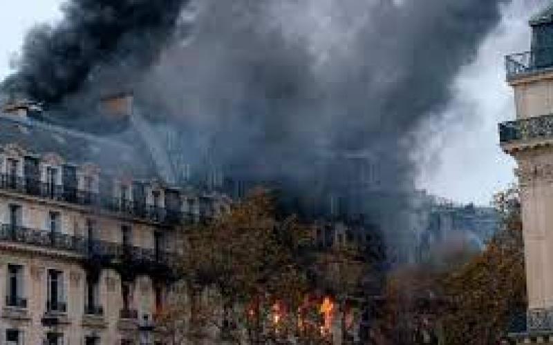 Incendio consume parte de edificio en París