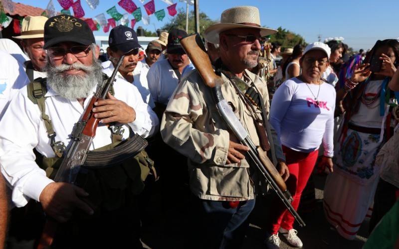 Buscan desarmar a grupos de autodefensa en Michoacán