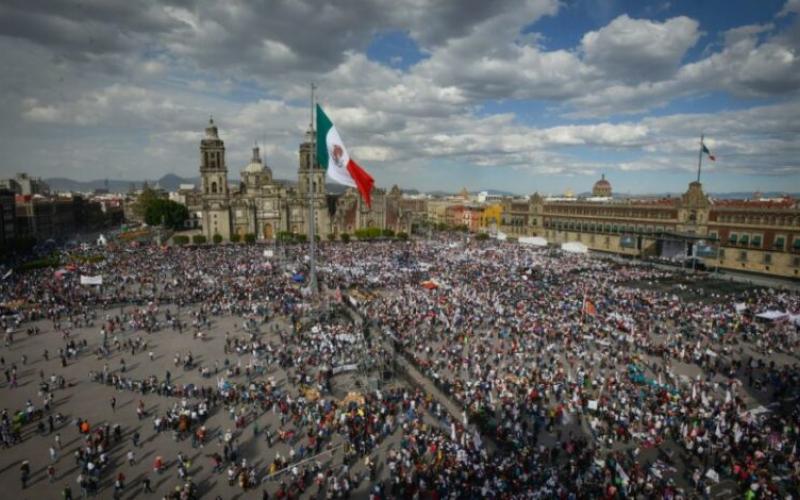 López Obrador por 3 años de gobierno en el zócalo de la CDMX