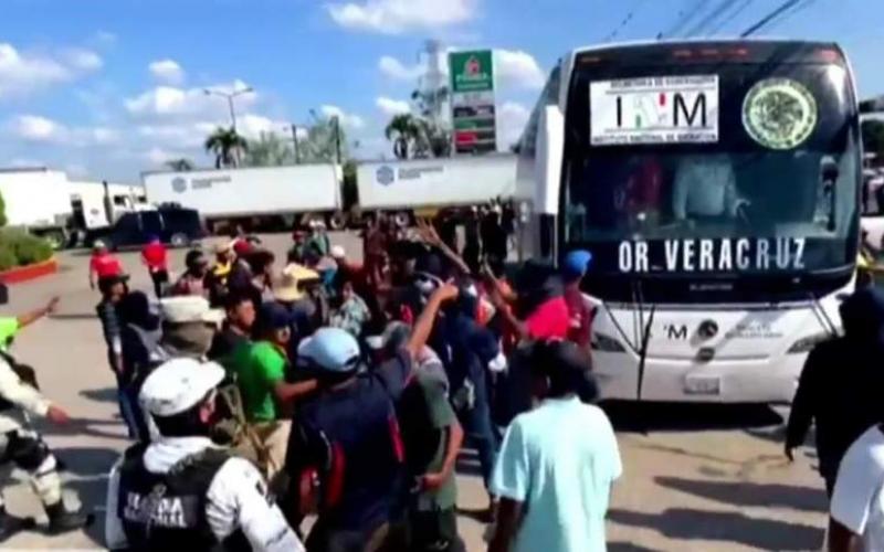 Chocan en Veracruz caravana migrante y Guardia Nacional