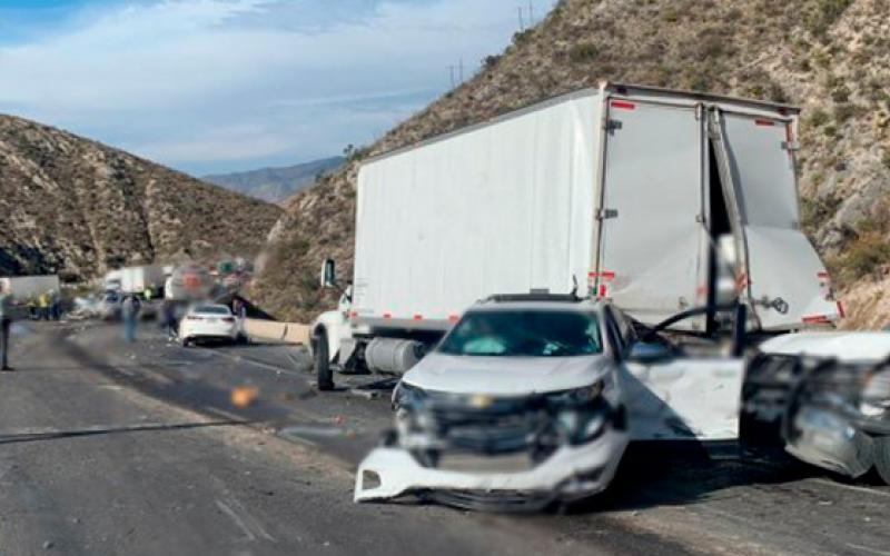 Reportan 5 muertos y 15 heridos tras choque en carretera de Coahuila