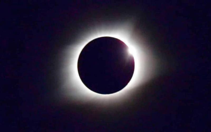Mañana tendrá lugar el último eclipse total de sol del año