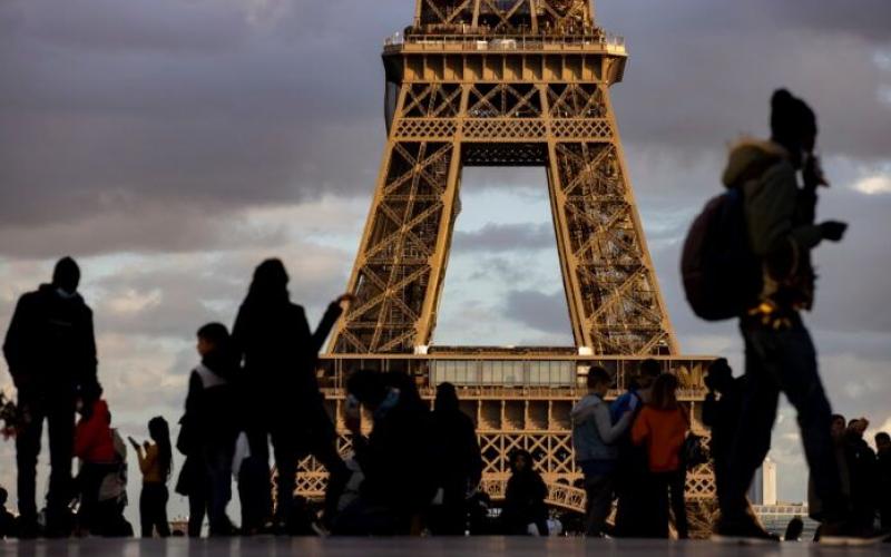 Francia cierra discotecas y limita festejos para salvar las fiestas de Navidad