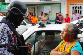 Detienen habitantes a ladrón en el centro de Acayucan; su madre dice que es inocente