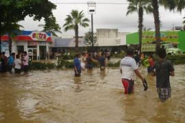 Habilitan dos refugios para afectados por inundación en Agua Dulce, Veracruz