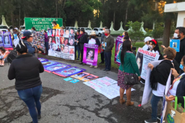 Protestan con fotos de desaparececidos a AMLO