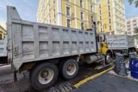 Bloquean trabajadores con al menos 500 vehículos el centro histórico de Veracruz 