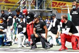 Hamilton y otros pilotos se arrodillan en contra del racismo en Austria