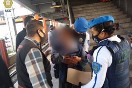 Adulto mayor intenta suicidarse en el Metro de la CDMX; policías lo impiden