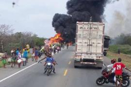 Camión incendiado deja siete muertos en Colombia